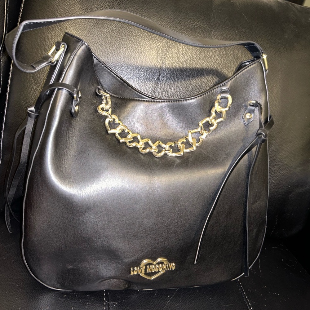 NWT Love Moschino black shoulder bag, with heart gold chain detail. Purse Hobo